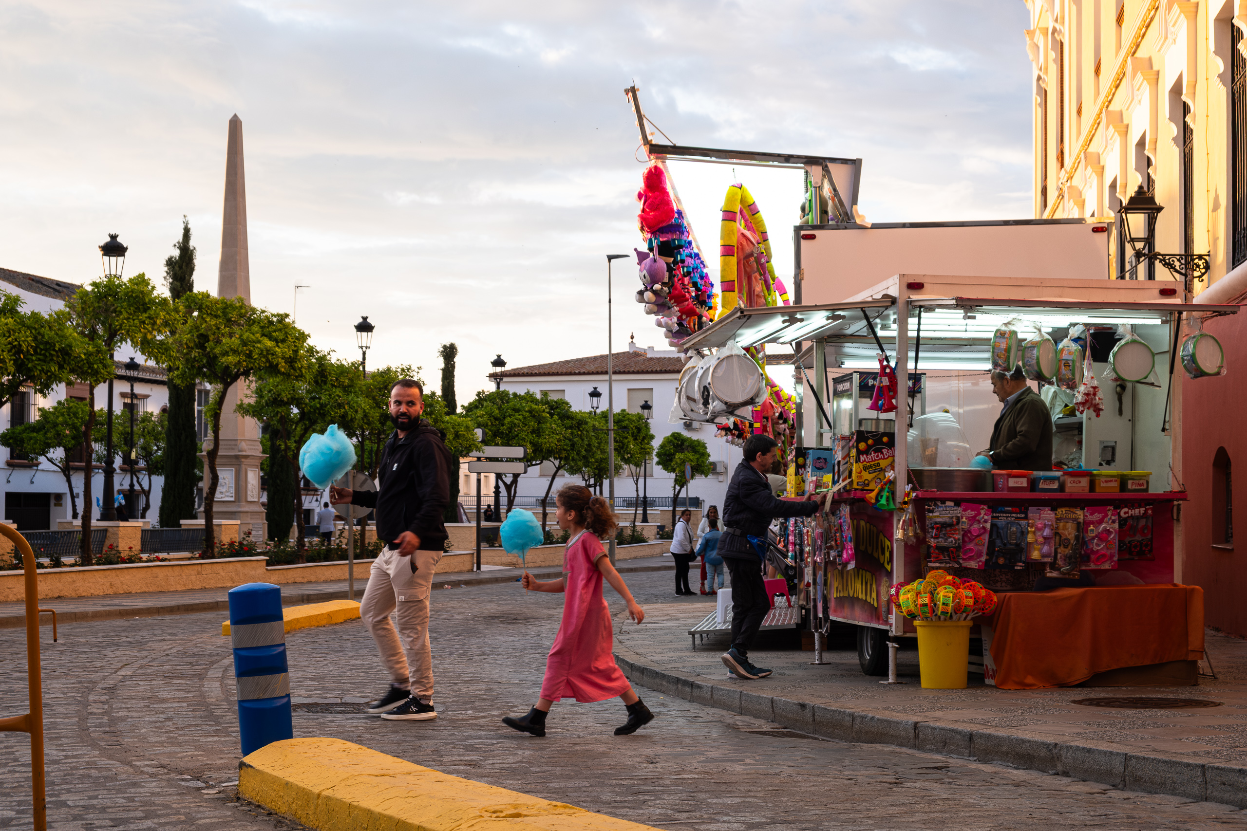 Zuckerwatte am Abend – Vater und Tochter vor dem Obelisken von Lebrija